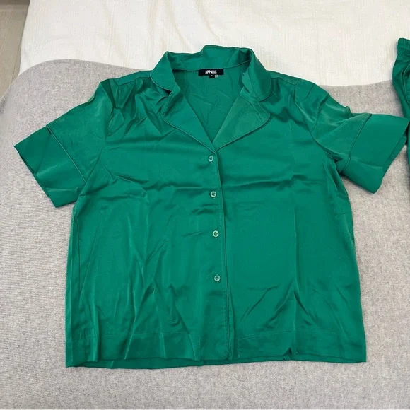 NWT Apparis pajamas. Never worn. Good for bridesmaids or gifts - Picture 6 of 7